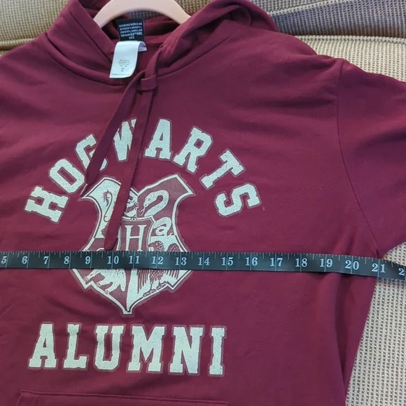 Harry Potter, Hogwarts Alumni Maroon Hoodie. Small - Picture 4 of 5